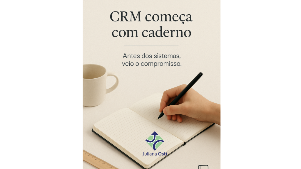 Mão escrevendo em caderno com frase “CRM começa com caderno”